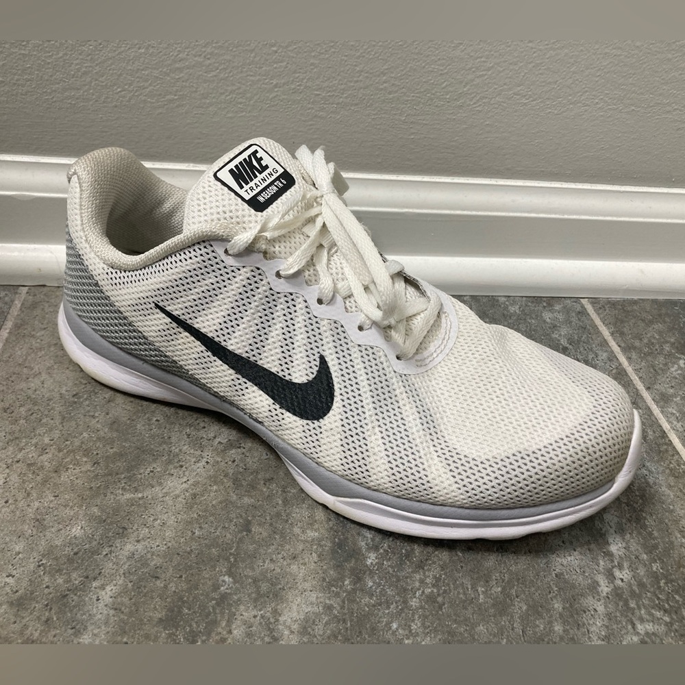 🤍 White Nike Sneakers